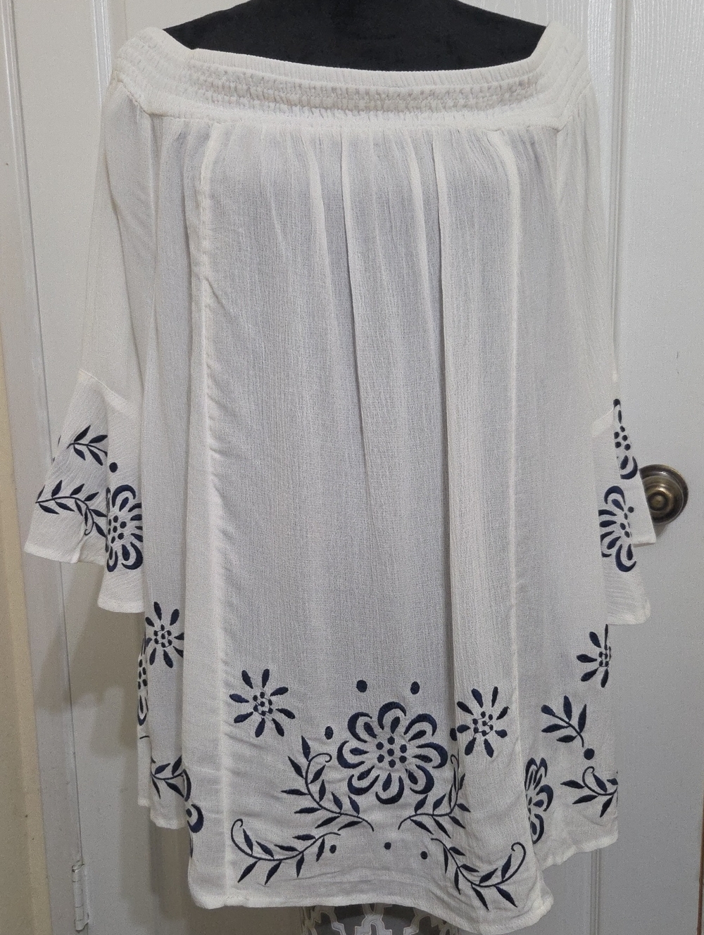 Torrid Women's Off-Shoulder White Peasant Top Navy Floral Embroidery -2X (18/20)